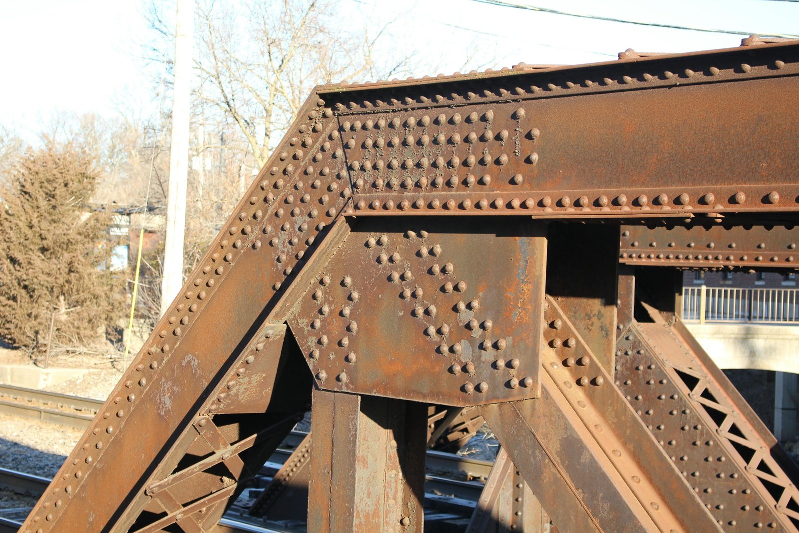 Upper angle connection, south truss